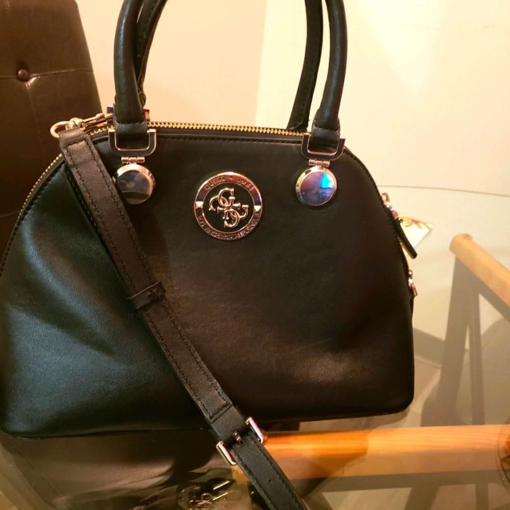 Authentic Guess purse 👛